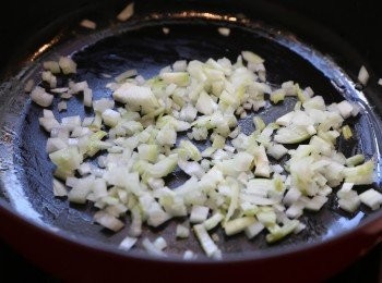 step4: 用牛油炒香洋蔥至軟身
