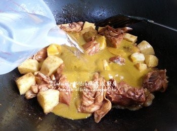 step6: 再加入利川咖哩及兩碗水份量的水拌勻 , 用中火煮滾後蓋上蓋轉慢火炆20分鐘