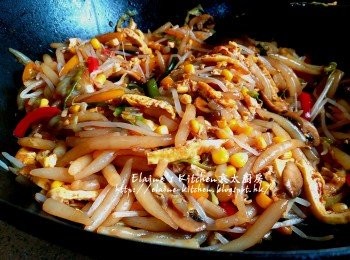 step10: 最後逐一加入銀芽 , 粟米粒及蛋絲拌勻快炒數分鐘即可