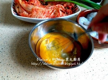 step3: 蝦仁放入碗內 , 加入少許鹽及胡椒粉調味拌勻 , 雞蛋拌勻成蛋液備用