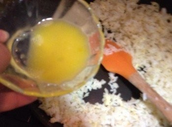 step3: 下油燒熱平底鑊, 將白飯倒入壓鬆 (如隔夜飯雪太硬可加少許水份按鬆白飯)。然後分三次逐拌入蛋液在白飯上，並炒至所有白飯平均沾有蛋液。繼續炒至白飯乾身。
