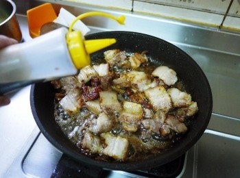 step7: 放入醬油、醬油膏、五香粉拌炒
