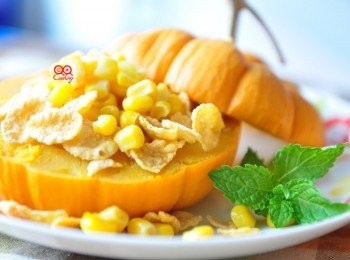 step5: 粒粒飽滿纖甜的玉米加上微甜的玉米脆片放在南瓜盅裡，就如一顆顆珍珠般的寶石般，不但是視覺上的享受，也是最佳的創意養身甜品喔!