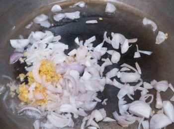 step6: － 燒熱鑊，先下乾蔥片，蒜蓉爆香