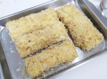 step5: 然後沾上蛋液並裹上麵包粉!!接著放入預熱180度的烤箱內烤約10-12分鐘!!