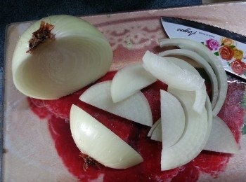 step4: 洋蔥洗去衣洗淨,再切幼條(亦可以用紫洋蔥)