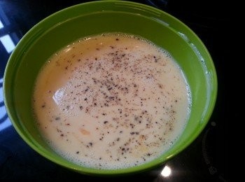 step2: 混合奶和雞蛋，加入黑胡椒，鹽，雜香草