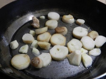 step2: 再下蒜片爆香