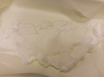 step5: 深鍋鋪上牛油紙再塗上一層蛋白鹽。