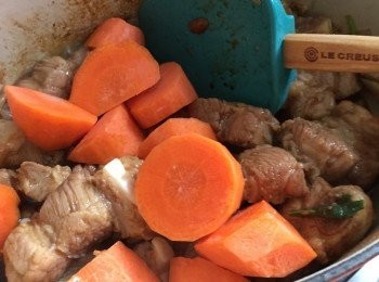 step6: 加入紅蘿蔔再炆15分鐘，讓紅蘿蔔入味，最後加入薯仔炆10-15分鐘，期間加入冰糖攪均，若太少水，可以加少許水