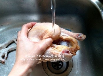 step1: 將雞去頭去尾 , <a href="https://bit.ly/3kLFTWO" target="_blank" data-keyword="雞腳" class="guide-link"><strong>雞腳</strong></a> <span style="display:inline-block;vertical-align:middle;margin-top:-3px;color:initial;border-radius:3px;padding:2px 3px;font-size:12px;line-height:14px;background:#87d300;color:#fff;">即買</span> 剪開 , 沖洗乾淨雞的內裡部份