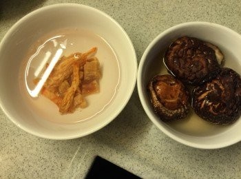step1: 乾冬菇, 乾瑤柱, 蝦乾先浸4小時以上