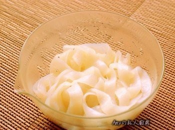 step5: 另準備一鍋熱水煮滾汆燙蒟蒻麵條。