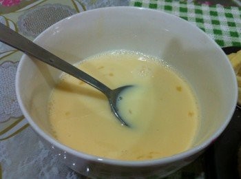 step4: 利用剩下的蛋汁加入煉乳食水攪拌均勻。