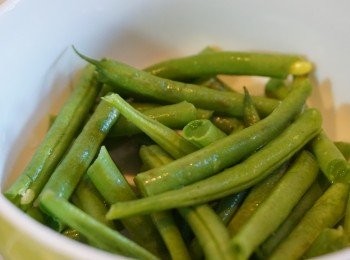 step2: 先將洋蔥切絲、法邊豆洗淨切短條狀