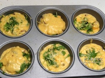 step4: 在另一碗中，放入麵粉、發粉、梳打粉、糖、芝士和火箭菜攪匀；把蛋漿倒入，用大匙把所有材料拌勻，平均放入6個鬆餅模中，放焗爐焗20－25分鐘，趁熱食！