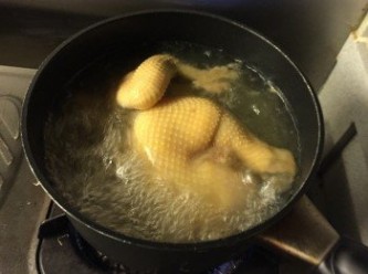 step1: 雞洗淨, 連金華火腿文滾水煮3分鐘, 盛起