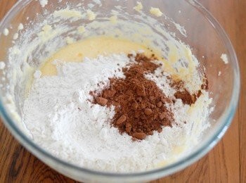 step2: 用電動打蛋器打發牛油和砂糖，然後下雞蛋和酪奶拌勻。篩入麵粉，泡打粉和可可粉拌勻。再加入步驟一的酸奶拌勻
