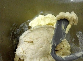 step2: 1、將全部材料液體和冷種夜種混合除了牛油攪拌成面團(大概10分鐘)加入牛油繼續攪拌成面團直有彈性不易破裂的薄膜。接近透明狀。