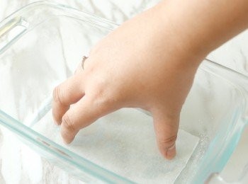 step1: 在焗盤內噴油後，再於底部鋪上一張牛油紙備用。
