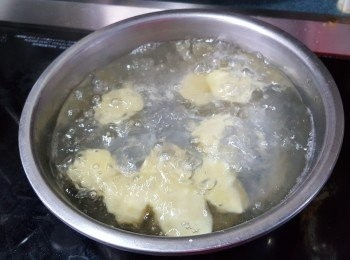 step5: 薯仔洗淨去皮切件,用滾水烚約15分鐘待淋(烚薯仔其間不用蓋上蓋)