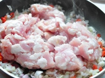 step5: 接著放入五花絞肉不斷炒香