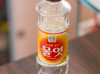 step7: 粟膠即corn syrup，香港通常比較容易買到的是圖中那種
於部份普通超級市場有售，當然於大型超級市場或烘焙店都會找到
韓國菜經常會用到這種或者另一種咖啡色的rice syrup來做調味料