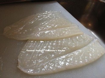 step1: 鮮魷撕去紫色衣， 洗淨抹乾， 斜刀切格仔花再切件