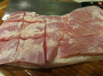 step1: 腩肉預先橫直介一介, 不要介得太深。