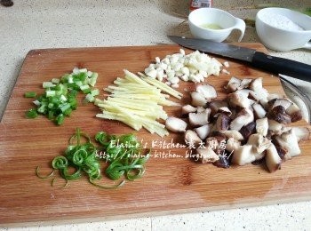 step2: 薑去皮切絲 , 蔥切粒及切幼絲 , 蒜頭去衣切細粒 , 冬菇去蒂切粒