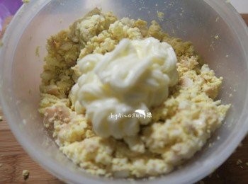 step1: 水煮蛋放涼剝殼.適量沙拉拌勻