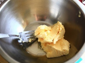 step1: 植物奶油回軟打發