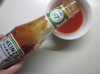 step5: 煎雞肉的同時來調<span class="group_2">糖醋醬汁</span>