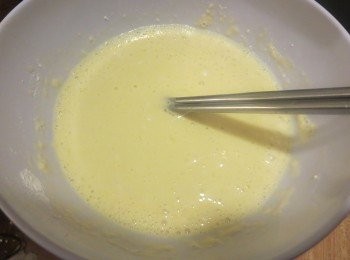 step4: 雞蛋水一邊加入粉類一邊用筷子攪一下。[不要攪拌太多!! 攪拌太多會生產很多麵筋], 攪拌到還有一粒一粒的樣子就好了