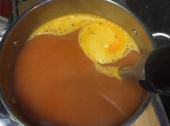 step5: 把鍋離火，用手提攬拌器把所有材料攪勻，再把淡忌廉加入拌勻，多煲2分鐘即可。