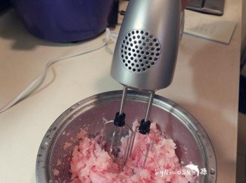 step3: 加入鹽巴用攪拌機攪拌約5分鐘