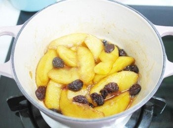 step3: 將蘋果片慢慢煮至軟化且呈現焦黃色~~即完成焦糖蘋果^^