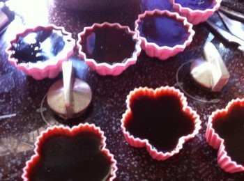 step4: 煮好了利用篩子隔開底部凝固的渣，不需待冷馬上可以倒入模型。收進冰箱
這個步驟動作要快一點，因為龜苓膏容易凝固。