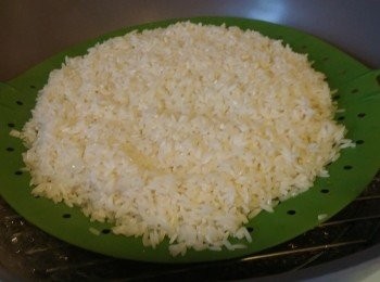 step1: 晚上浸糯米，朝早蒸糯米飯，隔水蒸1小時備用。