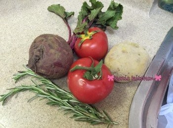 step1: 紅菜頭莖葉洗淨切段，去皮切粒, 蕃茄去籽切件, 薯仔去皮切粒