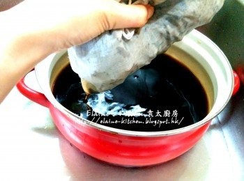 step9: 將魚袋盡量檸乾搓出涼粉水 , 再棄掉涼粉草
