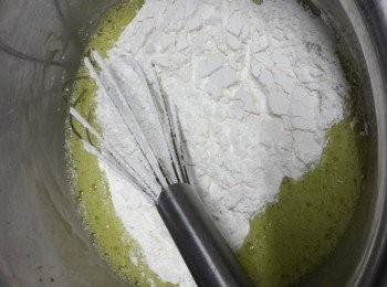 step5: 倒入低筋麵粉