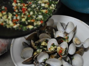 step8: 將醬汁由上而下淋至蛤蜊上