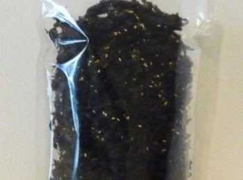 step6: 或加入其他<span class="group_1">食材</span>，這是好友二廚先生製作的手工海苔酥鬆，非常好吃，香香甜甜酥酥的口感，灑在冰淇淋上非常搭喔~