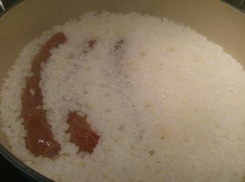 step2: 當聞到輕微燶味將臘腸攞起後切片備用。