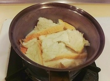 step2: 鮮奶溫熱後再將吐司撕片後放入