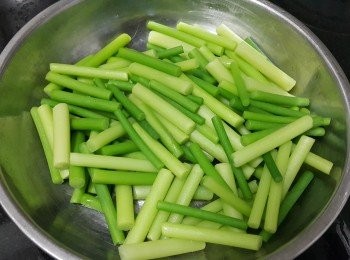 step4: 將蒜芯用薑片，糖，黃酒出水汋半熟備用