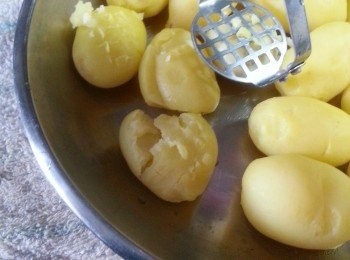 step3: 用壓薯蓉器輕壓小土豆(或用刀背輕壓一下)(土豆略為裂開即可,不需要壓太大力)