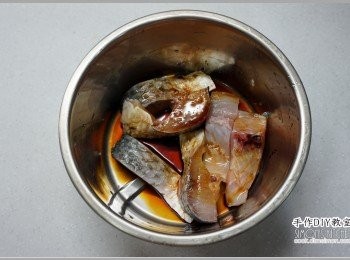 step2: 1.將買回烏魚肉洗淨之後，用醬油及酒略醃約15分鐘。
