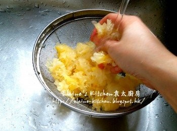 step8: 期間將浸至軟身的雪耳撕成細塊 , 用水沖一沖洗及瀝乾